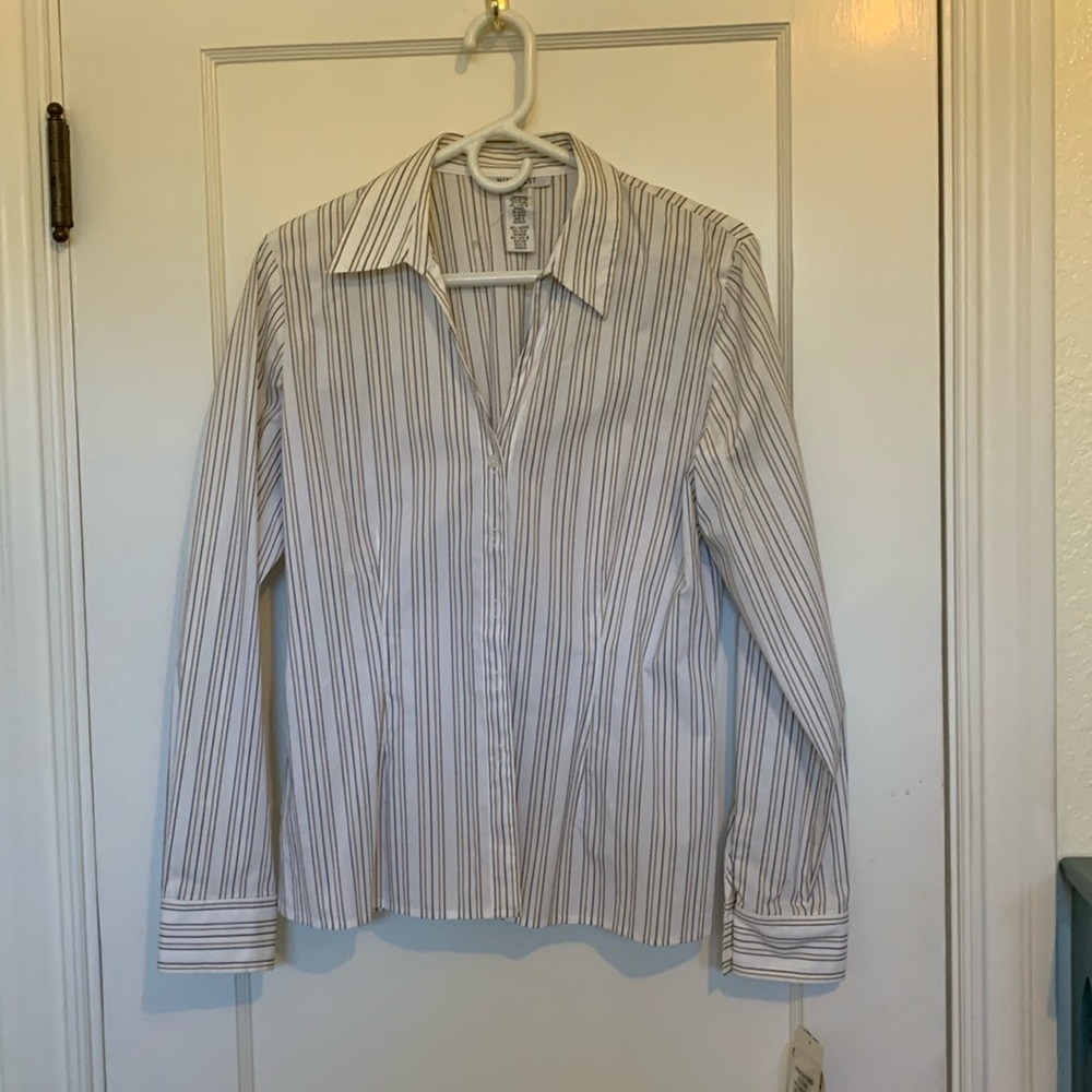 Nine-west long sleeve shirt with V neck and tailored waist.